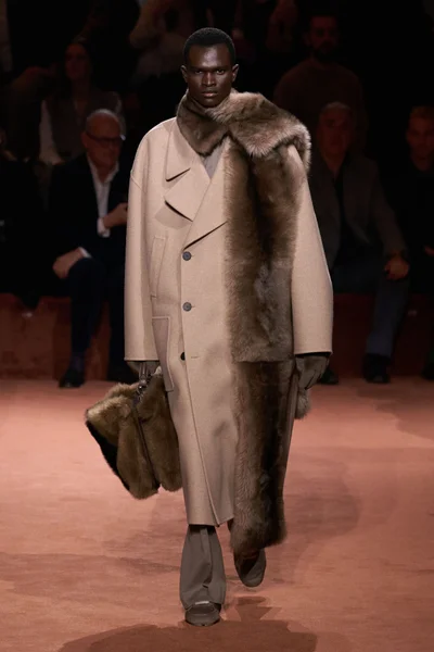 Look 14